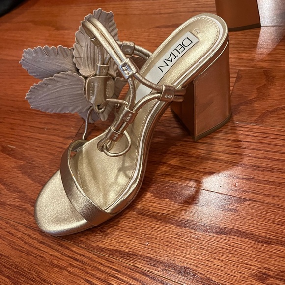 Deltan Gold Heeled Sandals with Elegant Design - Picture 4 of 4